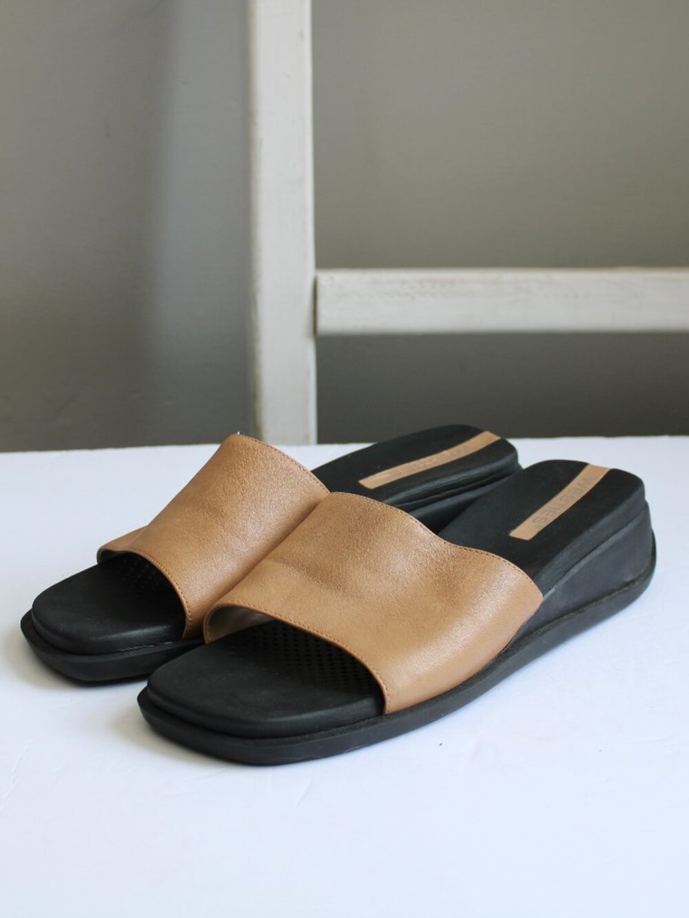 Westies Minimalist Tan Leather Black Rubber Wedge Slides Sandals Women's Size 9
